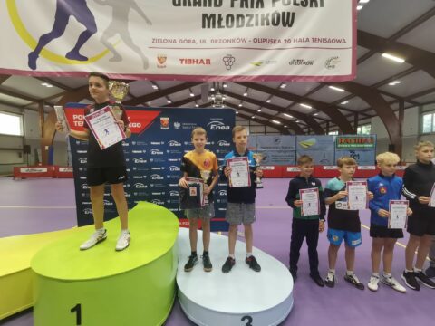 Julian Korzus z KS Nowa Era Toruń na podium ogólnopolskich zawodów.